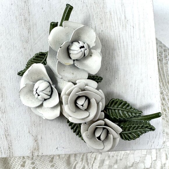 Vintage White & Green Metal Flower Brooch 2.50" - Picture 3 of 7
